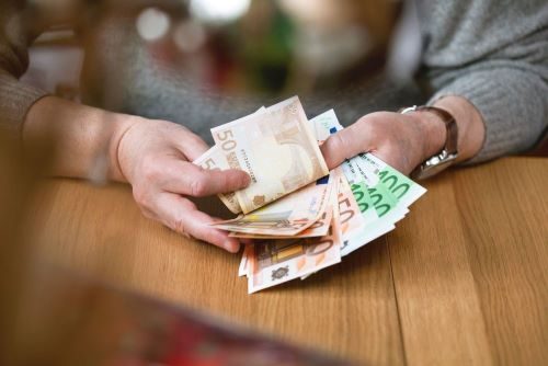 Gemiddelde Nederlander € 2126 per jaar kwijt aan onnodige kostenposten